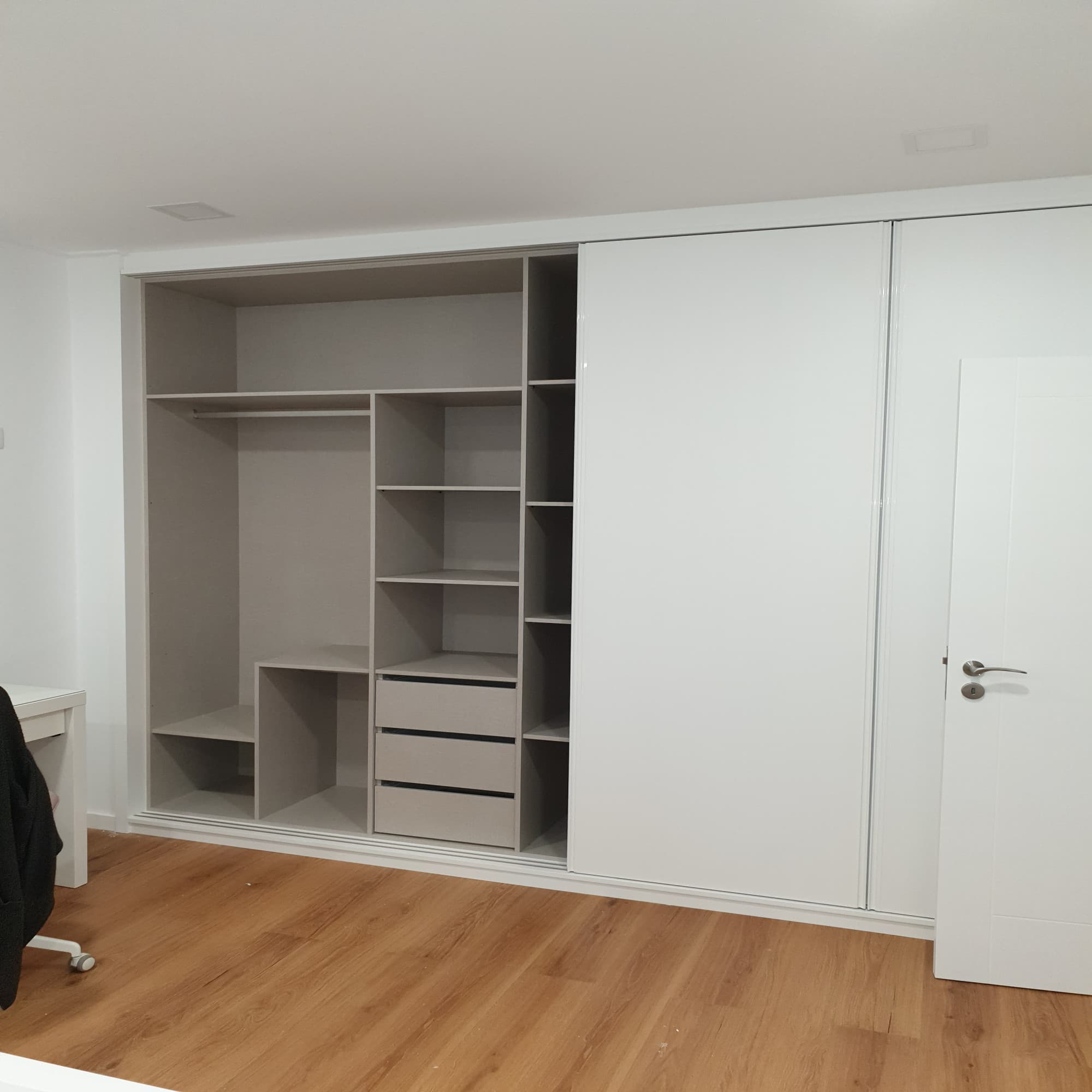 Roupeiro branco embutido do chão ao teto e armários por medida